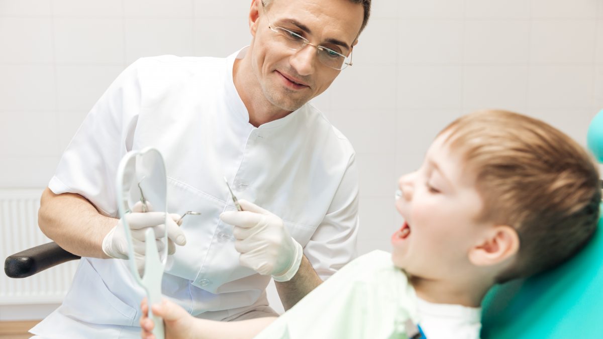 Niño en una revisión en e dentista