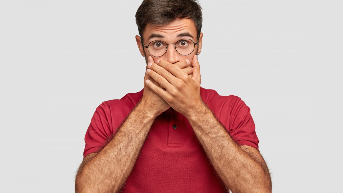 Hombre cubriendo su boca